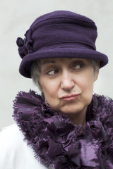 vieille dame excentrique au chapeau violet