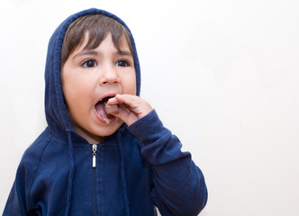 bambino che mangia cioccolato