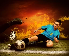 Selbstklebende Fototapeten Fußballspieler in Feuerflamme auf dem Feld im Freien © Andrii IURLOV