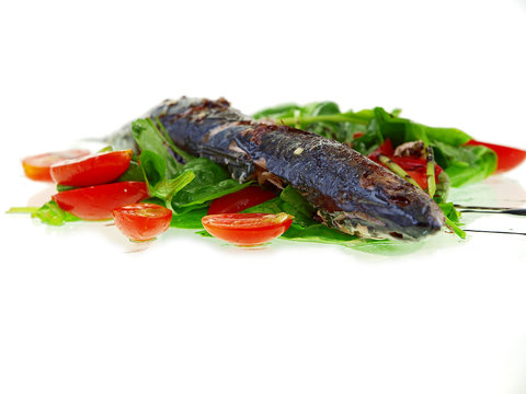 mackerel with salad and vinaigrette dressing