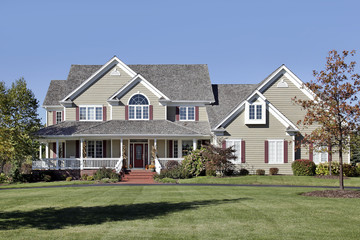 Fototapeta na wymiar Duży dom z ganku i dachu cedrowego