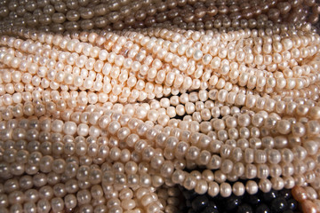 Arrière-plan de colliers de perles de culture nacrées, fond de bijoux
