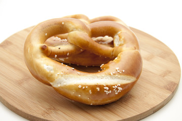 Brezel auf Schneidebrett