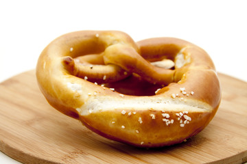 Salzbrezel auf Schneidebrett