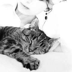 Woman with cat - 27583503