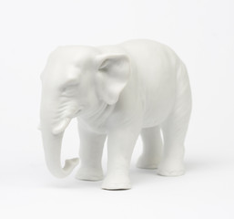 Fototapeta na wymiar Biały rysunek słonia na białym tle.