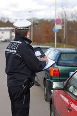Polizei bei Kontrolle Police  110