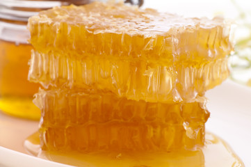 Honig mit Honigwabe