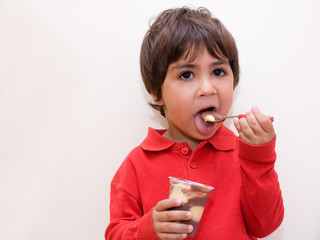 bambino mangia cioccolato