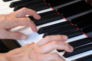 hands playing piano