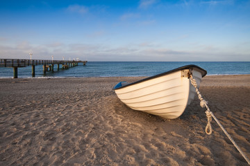 Ein Boot am Strand von Rerik.