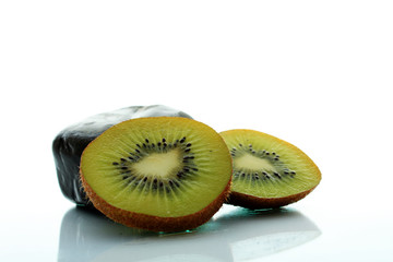 Kiwi und Stein