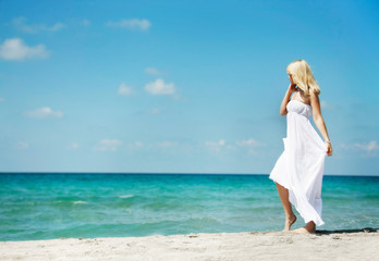 Fototapeta na wymiar young romantic woman on beach
