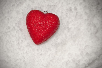 Corazón decorativo sobre nieve