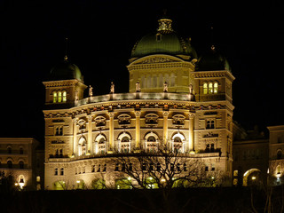 bundeshaus bern bei nacht