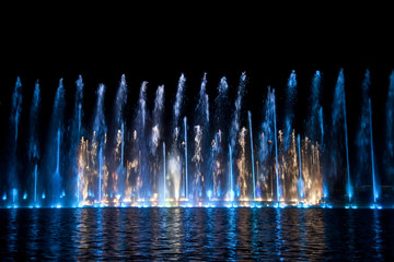 wrocławska fontanna nocny pokaz - obrazy, fototapety, plakaty