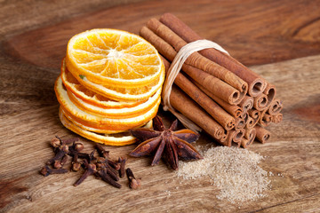 Scheiben von getrockneter Orange mit Zimt und Sternanis © Nailia Schwarz