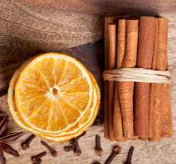 Scheiben von getrockneter Orange mit Zimt und Sternanis