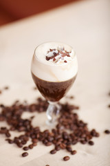 irish coffee und kaffeebohnen