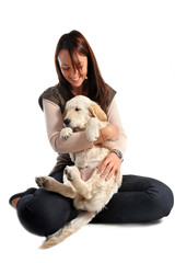 chiot golden retriever et sa maitresse