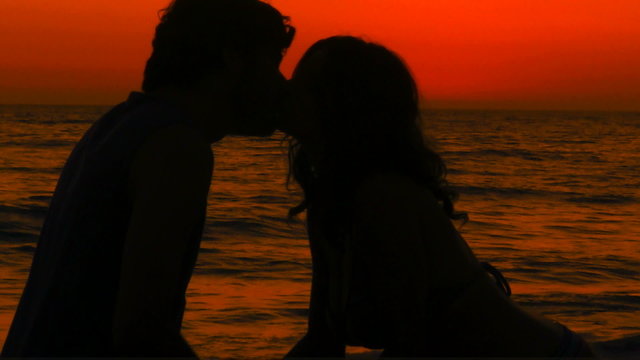 Kissing couple in silhouette slow motion - HD