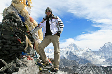 Een man die op de top van de Kongma La-pas staat
