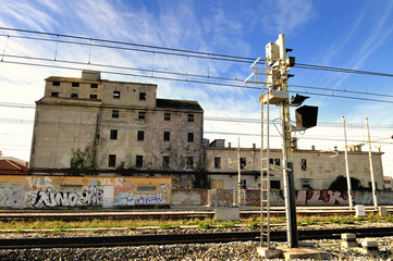 Vecchio edificio vicino a stazione ferroviaria