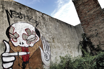 Graffito su parete di edificio abbandonato