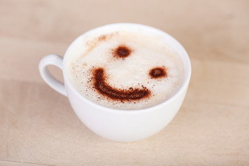 tasse cappuccino mit lachendem gesicht
