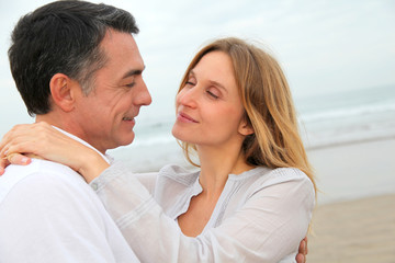 Obraz premium Couple embracing each other at the beach