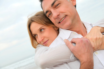 Obraz premium Couple embracing each other at the beach