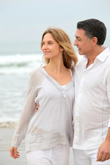 Obraz premium Couple walking by the beach