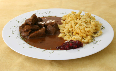 Wildragout mit Spätzle