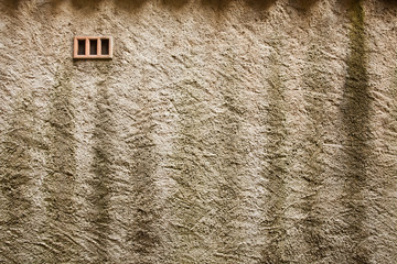 Mur crépis sale pluie