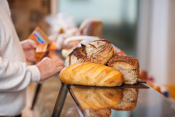 kunde bezahlt in der bäckerei