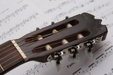 Akustische Gitarre mit Noten
