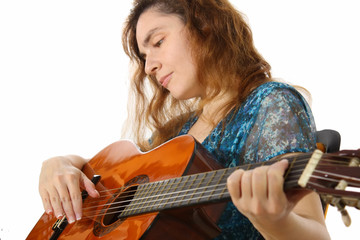 Junge Frau spielt akustische Gitarre