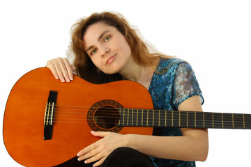 Junge Frau im Sommerkleid mit akustischer Gitarre