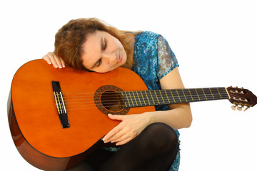 Frau mit Gitarre liebt Musik