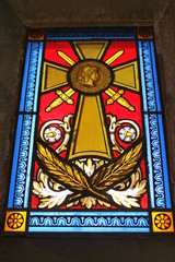 Croix d'un vitrail dans un caveau du cimetière de Passy à Paris