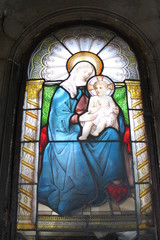 Obraz na płótnie Canvas Vierge et l'enfant dans un vitrail, caveau du cimetière de Passy à Paris