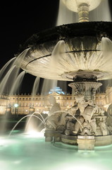 Brunnen am Schlossplatz in Stuttgart bei Nacht
