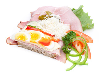 Belegtes Brot auf weißem Hintergrund