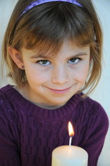 M&auml;dchen mit Kerze in der Hand