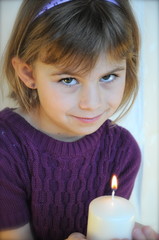 Blondes M&auml;dchen mit Kerze