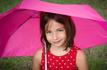 fillette sous son parapluie