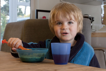 toddler eating breakfast