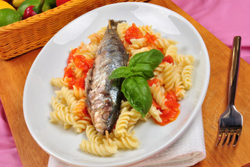 gegrille Sardinen auf Tomaten Pasta