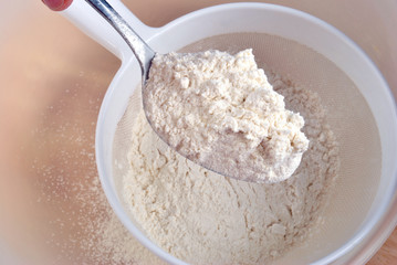 Mehl wird vor dem Backen fein gesiebt