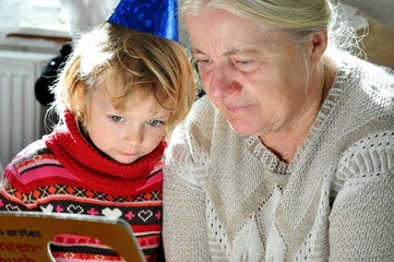 Oma mit Enkelin